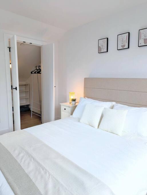 Centrally Located, Modern, 2 Bedroom Home Vancouver Esterno foto