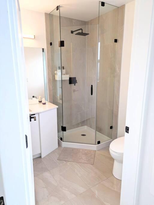 Centrally Located, Modern, 2 Bedroom Home Vancouver Esterno foto