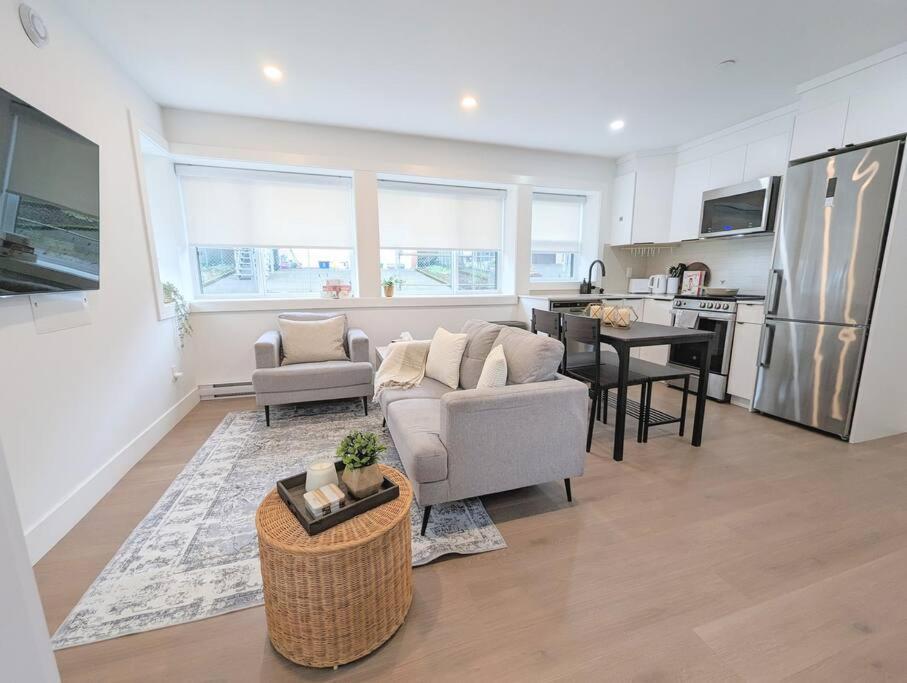 Centrally Located, Modern, 2 Bedroom Home Vancouver Esterno foto