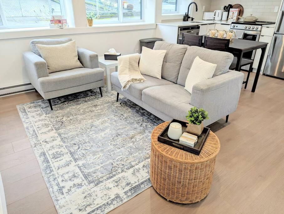Centrally Located, Modern, 2 Bedroom Home Vancouver Esterno foto