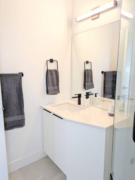 Centrally Located, Modern, 2 Bedroom Home Vancouver Esterno foto