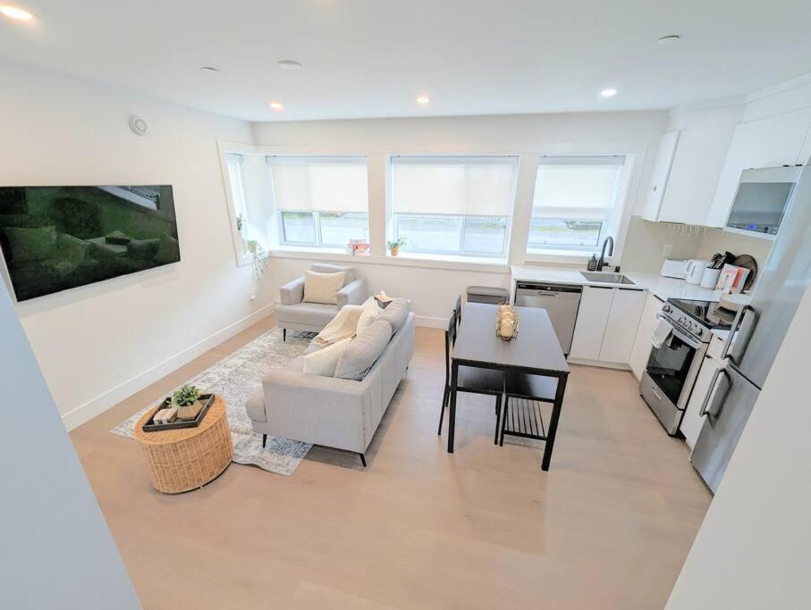 Centrally Located, Modern, 2 Bedroom Home Vancouver Esterno foto