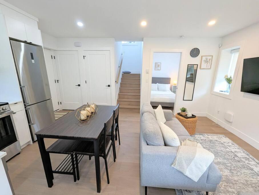 Centrally Located, Modern, 2 Bedroom Home Vancouver Esterno foto