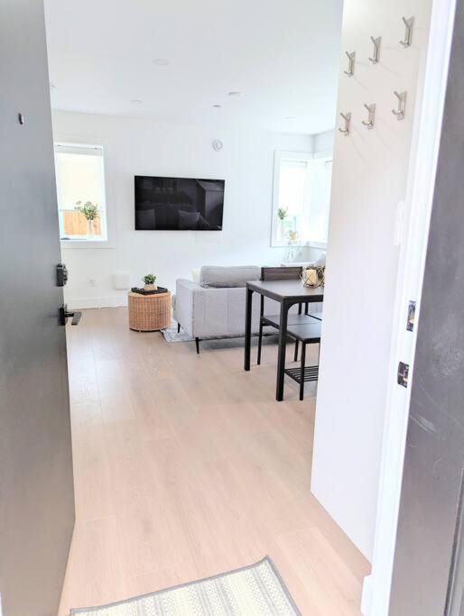 Centrally Located, Modern, 2 Bedroom Home Vancouver Esterno foto